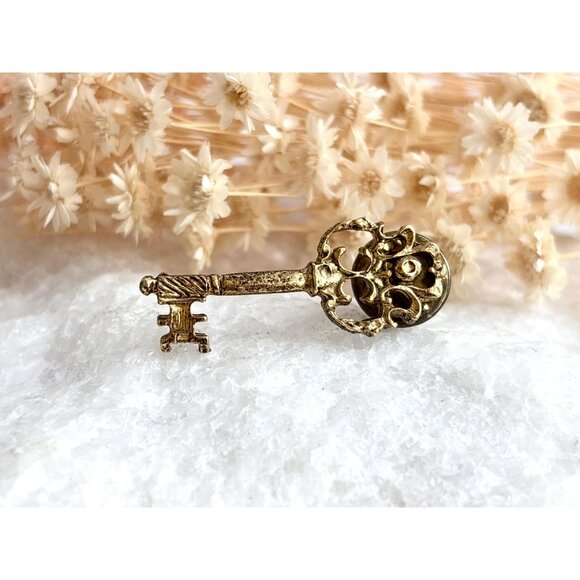 Key Shaped Antique Inspired Gold Toned Vintage Costume Jewelry Brooch - Picture 2 of 9